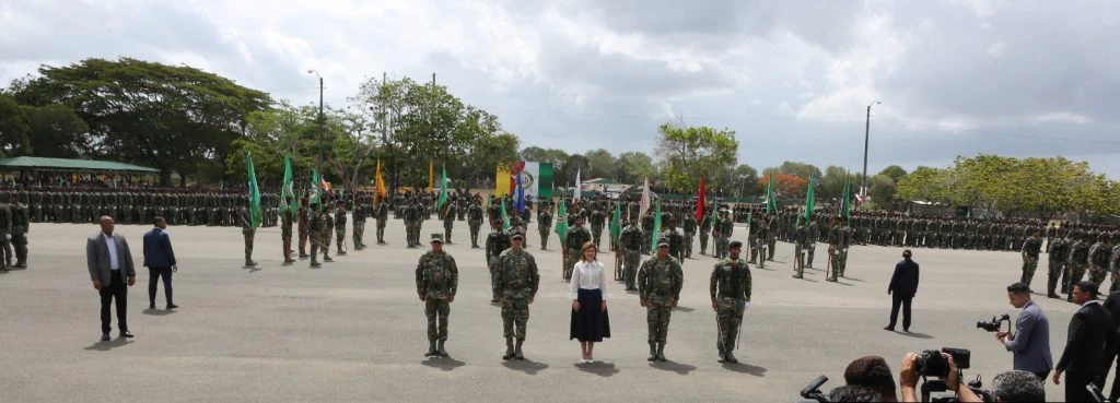 Autoridades civiles y militares durante la salutacin para dar inicio a la parada militar. Foto: Ejrcito de Repblica Dominicana